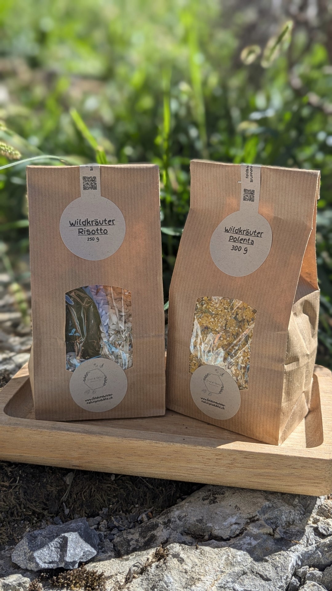 Feld & Wiese Wildkräuter-Duo mit Risotto und Polenta auf Holztablett in der Natur